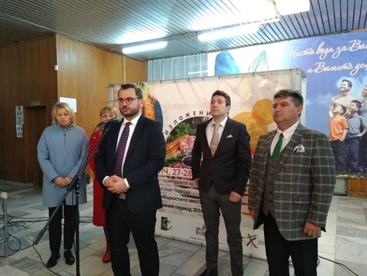 Зам.-министър Георги Събев открива изложението на местни продукти в
Добрич.