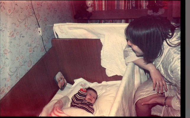 Една от първите снимки на Андреа с майка си