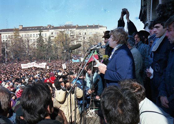 Първият митинг на опозицията. Говори Блага Димитрова.