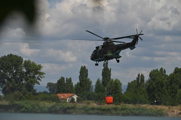 Хеликоптерът "Кугар" събира вода от езерото в Казичене
СНИМКА: Георги Палейков