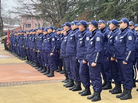 98 нови полицаи положиха днес клетва в Казанлък.
Снимка: Областна управа - Стара Загора