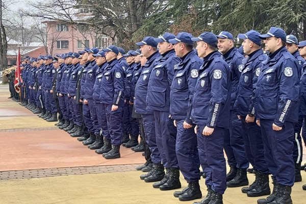 98 нови полицаи положиха днес клетва в Казанлък.
Снимка: Областна управа - Стара Загора