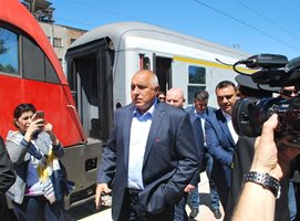 Премиерът Бойко Борисов и транспортният министър Ивайло Московски откриха две отсечки на влака стрела. Преди това министър-председателят откри изцяло реновиран нов мост в Симеоновград.