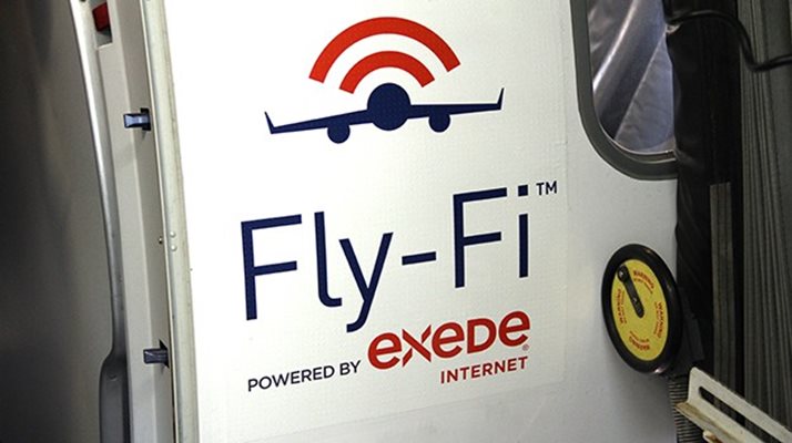 Стикер на самолет, че в него се предлага безжичен интернет.