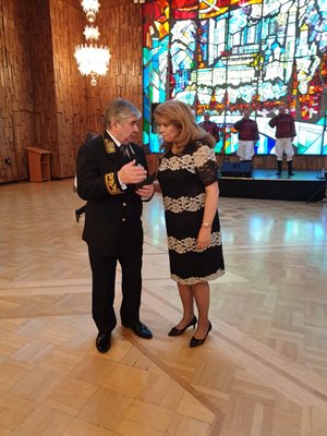 Вицепрезидентката Илияна Йотова говори с посланик Макаров.
