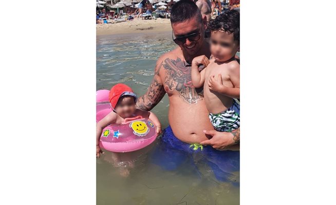 Татко с деца на море