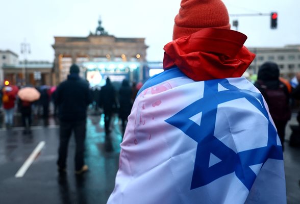 Няколко хиляди души се включиха в протестно шествие срещу антисемитизма в Берлин днес.
СНИМКА: РОЙТЕРС