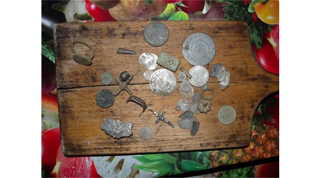 Старинни монети, пръстени и керамика, иззети от дома на иманяри в Пловдивско.
