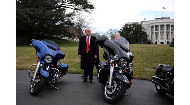 Доналд Тръмп и вицето Майк Пенс разглеждат мотори “Харли Дейвидсън”, с които пристигнаха служители на фирмата за среща в Белия дом.