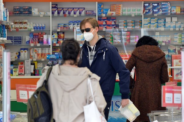 Стандартните мерки за носене на маска, дезинфекция и ограничени контакти намаляват значитенно риска от зараза. СНИМКА: 24 ЧАСА