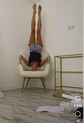 Мария Игнатова сама сглоби стол, после се вдигна на челна стойка върху него (Видео)