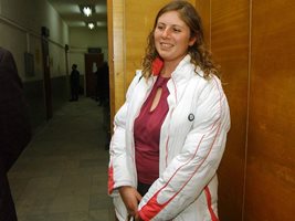 Мария Георгиева излезе доволна от съдебната зала, след като чу, че е невинна за нарязаното знаме. Жената иска повече грижи от държавата за младите хора. н
 
СНИМКА: ГЕРГАНА ВУТОВА