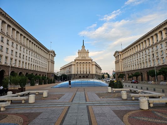 Парламента в момента е в сградата на бившия партиен дом.