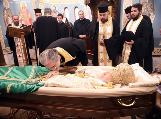  Първи с патриарха се сбогуваха членовете на Светия синод. 
