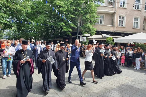 Кметът Димитър Николов и представители на бургаското духовенство предвождаха шествието.