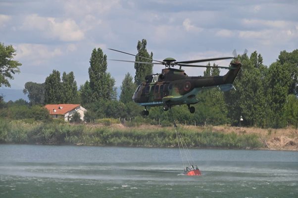 Хеликоптерът "Кугар" събира вода от езерото в Казичене
СНИМКА: Георги Палейков