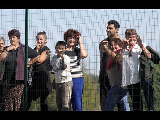 Хора от с. Столник (вдясно) очакват да видят министър-председателя зад оградата на новия склад. Борисов напомни на шефовете му, че са обещали да осигурят работа на местните.