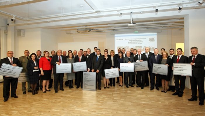 Ректорите си направиха обща снимка с президента Росен Плевнелиев, образователният министър Меглена Кунева и всички представители на бизнеса, артисти и изтъкнати българи, които им връчиха отличията.