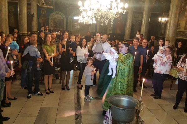 18 бебета бяха кръстени в русенския катедрален храм „Света Троица” в рамките на най-голямото Свето кръщение на новородени деца в съвременната история на България. СНИМКИ: Авторът