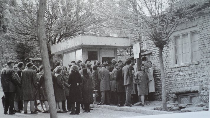 Опашка от чакащи да влязат при Ванга в Петрич