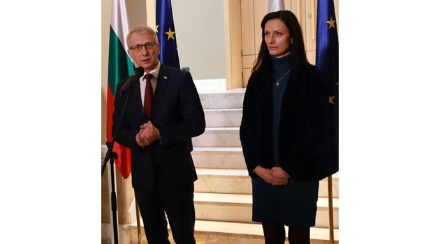 Премиерът Николай Денков и вицепремиерът Мария Габриел очакват парламентът да препотвърди помощта за Украйна.

СНИМКА: РУМЯНА ТОНЕВА