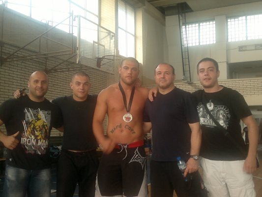 Александът Цонев (в средата) е печелил няколко състезания по бойни изкуства