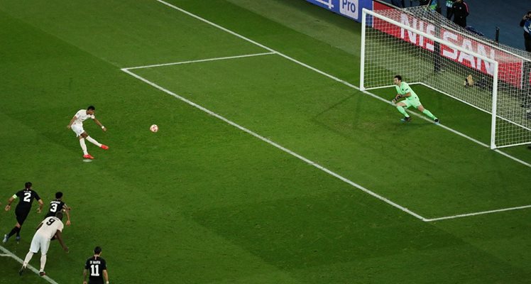 Маркъс Рашфорд вкарва гола, който класира "Манчестър Юнайтед" за 1/4-финала.