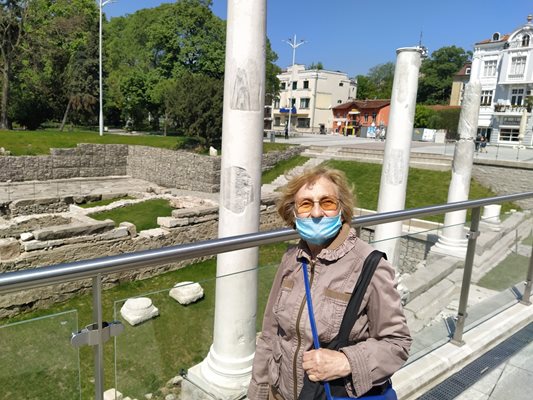 Арх. Румяна Пройкова пред западната част на Римския форум, реставрирана по нейния проект. Снимки: Авторът