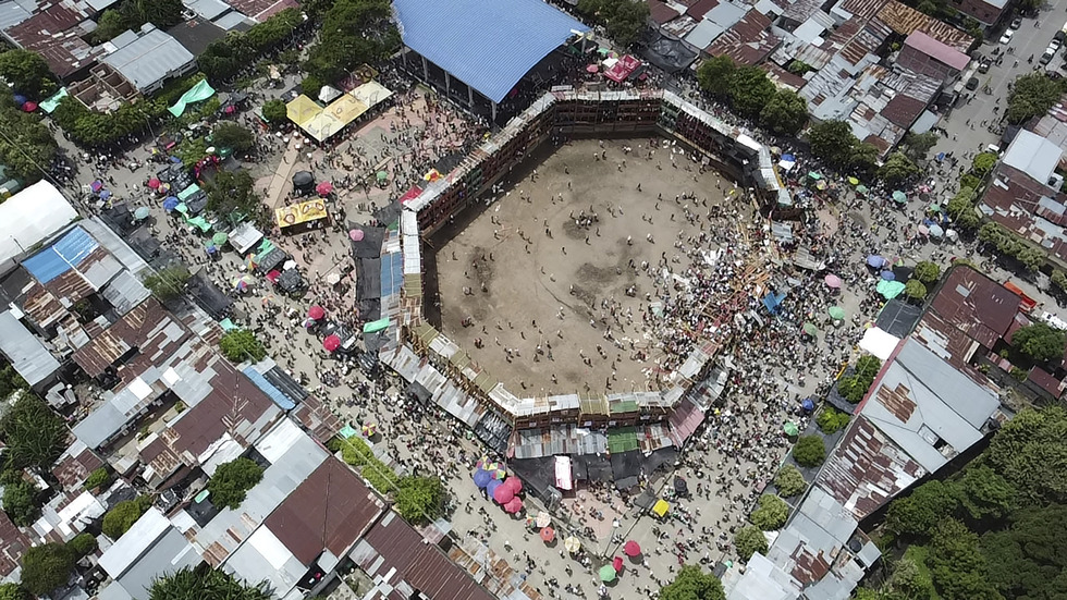 Жертви и ранени при срутване на трибуни на бикоборска арена в Колумбия (видео)