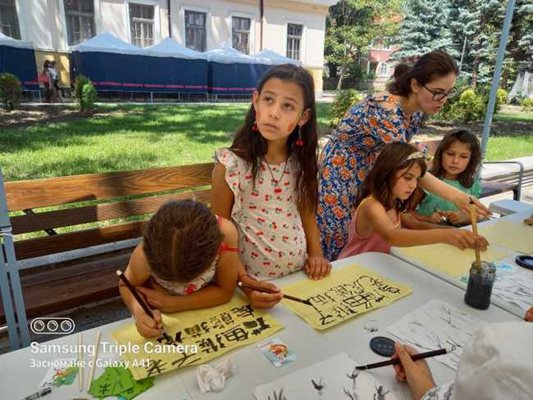 Български деца, които изучават китайски език присъстват на Празника на черешата в град Кюстендил
