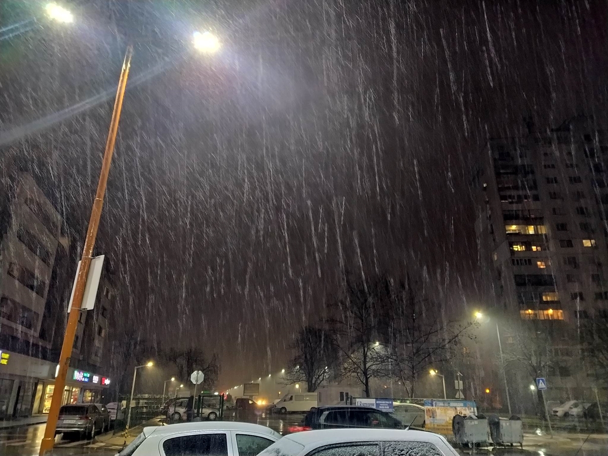 Мокър сняг трупа в Пловдив, очаква се утре киша (видео)