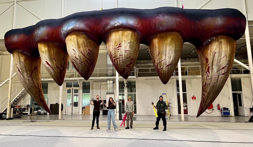 Огромни кървави зъби на сцената при Джони Деп