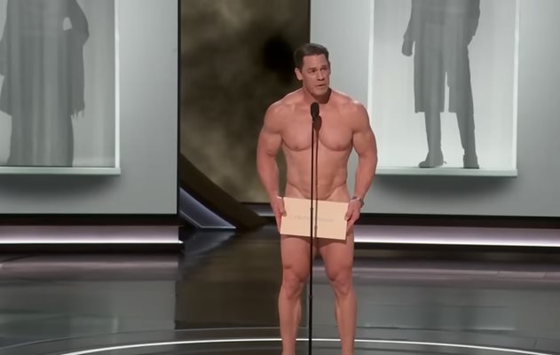 Джон Сина се появи гол на сцената