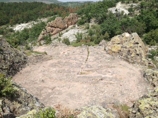 Една от скалите площадки на Харман кая, които са служели на древните хора за измерване на годишния цикъл. СНИМКА: НЕНКО СТАНЕВ