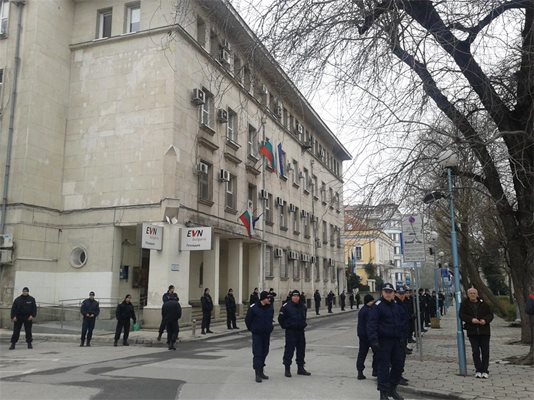  2 кордона полицаи оградиха енергото в Пловдив в очакване на рехавия протест