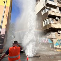 20 м гейзер с вряла вода на кръстовището на ул. Дунав и ул. Росица Снимка: Twitter/@pravdoliub_i