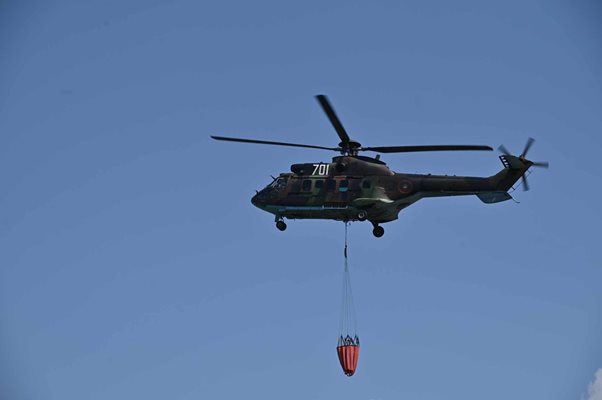 Хеликоптерът "Кугар" събира вода от езерото в Казичене
СНИМКА: Георги Палейков