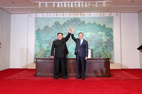 Ким Чен-ун и Мун Дже-ин Снимки: Ройтерс