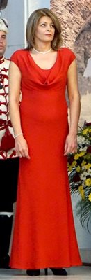 Десислава Радева дари червената си рокля за кампанията за Надежда.