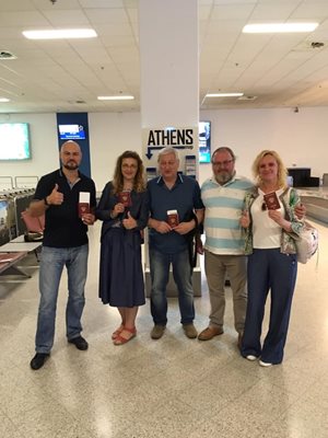 Решетников (в средата) на летището преди полета към Гърция