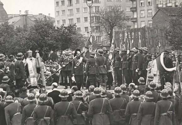  Парадите първоначално са скромни, но с времето стават все по-тържествени