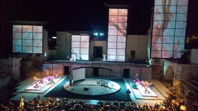 Момент от мащабния спектакъл "Мадам Бътерфлай" на Античния театър, сега той се пренася в Дома на културата, а публиката ще бъде разположена на сцената.