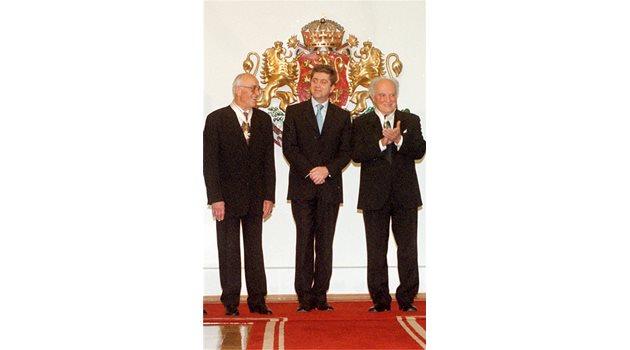 ПРИЗНАНИЕ: През 2002 г. Димитър Попов е награден от президента Първанов с орден "Стара планина".