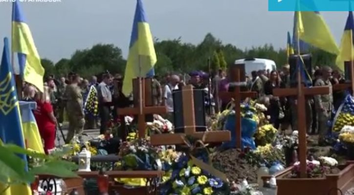 Повече от 100 роднини и украински военнослужещи се събраха на погребението, за да отдадат почитта си. Кадър "Дейли мейл"