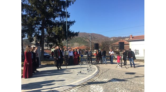 Български ученици от гимназията "Св. Св. Кирил и Методий" в Цариброд почитат паметта на Левски през 2019 г.