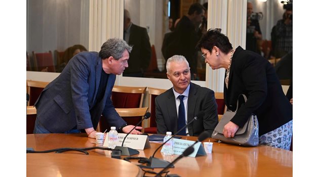 Пламен Тончев ( в средата) говори с председателя на комисията Тошко Йорданов. До него е служебният финансов министър Людмила Петкова.