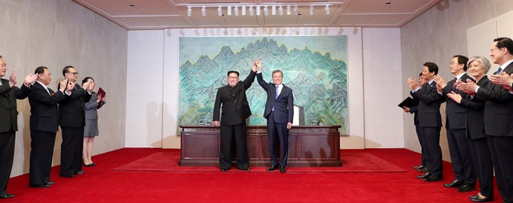Ким Чен-ун и Мун Дже-ин Снимки: Ройтерс
