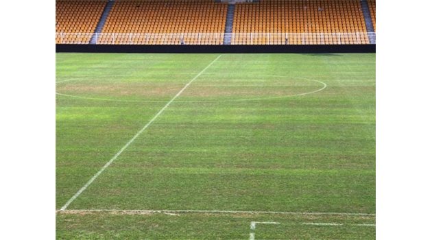 ЛОШО: В това състояние изглеждаше през август тревата на стадион “Лазур”, след като беше съсипана от дъждове и жеги.