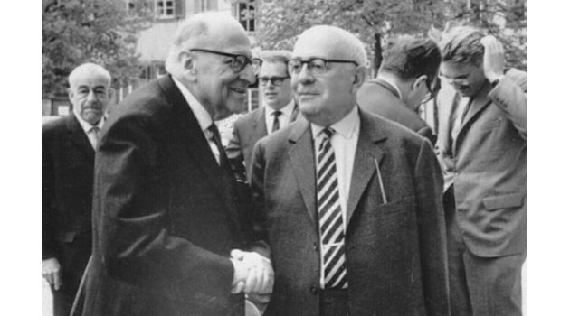 Хайделберг, април 1964, чествания на Макс Вебер. Отпред вляво е Хоркхаймер, вдясно – Адорно, а на заден план – Юрген Хабермас.