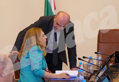 Социалният министър Бисер Петков разговаря с вицепремиерката Марияна Николова преди заседание на правителството.